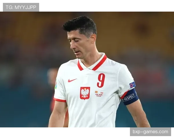 莱万多夫斯基闪耀绿茵场，以卓越领导力与竞技实力书写波兰足球传奇